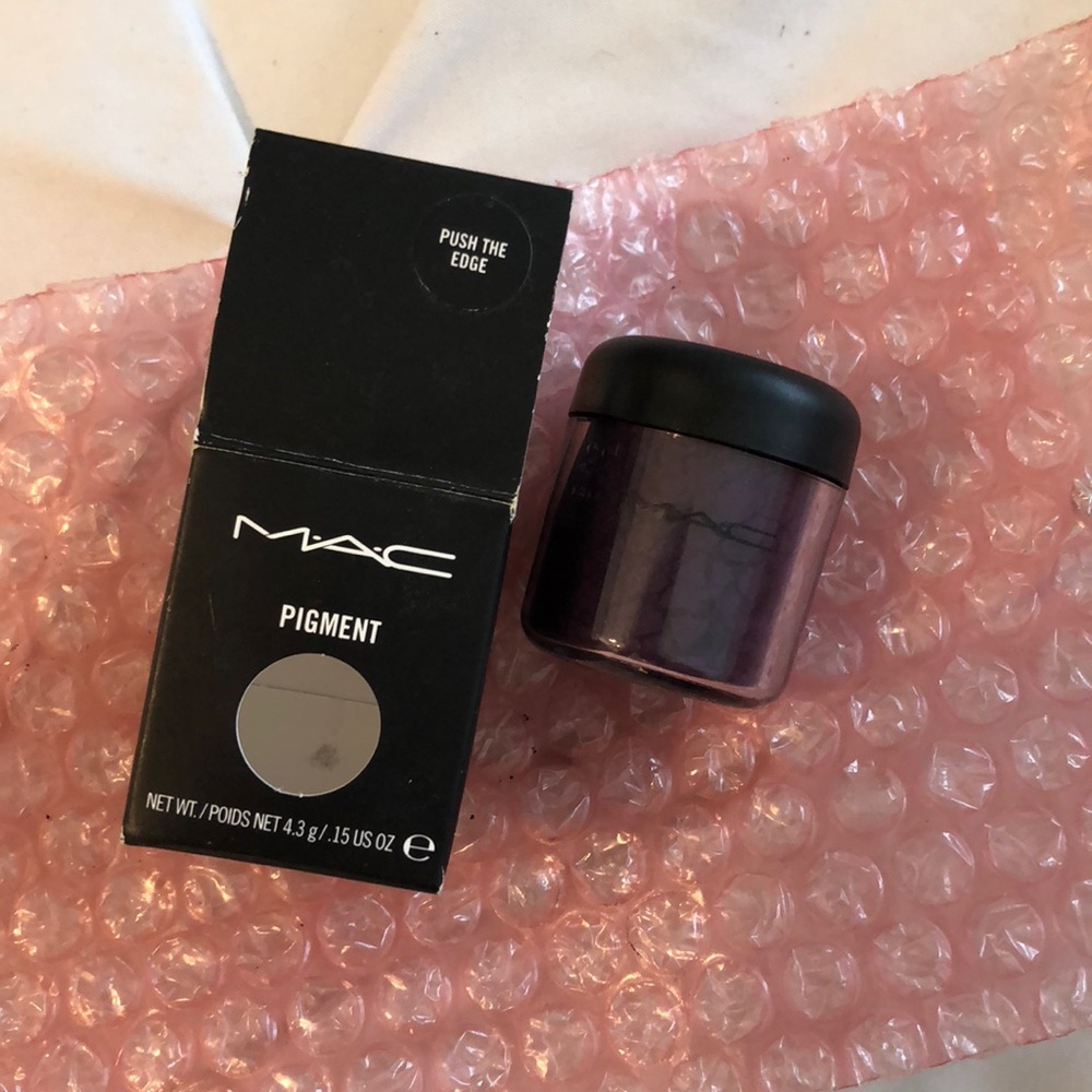 NWT MAC Push the Edge Pigment
